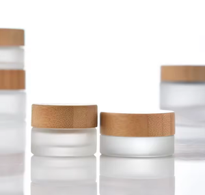 Pot cosmétique en verre mat durable avec couvercle en bois et composants en bambou, récipient pour soins de la peau - Product Image 1