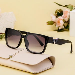 Lunettes de soleil Tory Burch à monture carrée pour femmes, noires, protection UV400, style tendance pour l'extérieur - Product Image 4