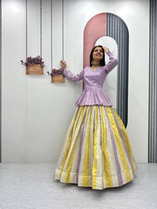 Ensemble Lehenga Choli en Soie Jacquard pour Femme, Meilleures Ventes, Idéal pour Réceptions Nuptiales, Festivals et Célébrations Ethniques, Disponible à la Vente - Product Image 4