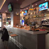 Comptoir de bar en surface solide écologique résistante à l'usure, finition métallique haut de gamme, design moderne pour restaurant, club, lounge