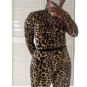 Completo Due Pezzi Personalizzato Taglie Forti con Stampa Leopardata, T-Shirt e Leggings, Abbigliamento Casual da Donna, Tuta Aderente - Product Image 2