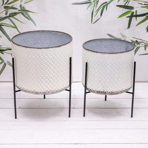 Ensemble de 2 jardinières avec support en métal, forme ronde, design tendance, pour usage en jardin. - Product Image 1