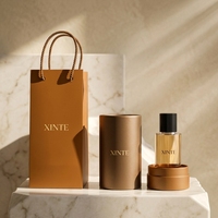 Flacon de parfum en verre cristallin avec coffret cadeau noir mat, contenant transparent brillant pour emballage de parfum de luxe