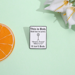 Broches <span class=keywords><strong>de</strong></span> esmalte <span class=keywords><strong>de</strong></span> bromas divertidas This Is Bob Has No Arms Knock Broches Camisa Collar Solapa Insignias Lindo Regalo <span class=keywords><strong>de</strong></span> joyería divertido para amigos - Product Image 3