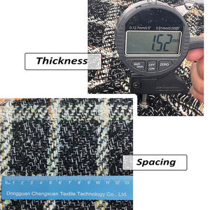 Le motif à carreaux colorés est fait d'un <span class=keywords><strong>tissu</strong></span> en tweed grossier mélangé à de la <span class=keywords><strong>laine</strong></span> et des fibres de polyester et convient aux vêtements d'extérieur - Product Image 4