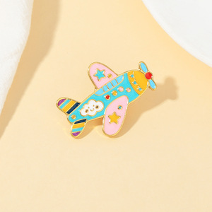 Pin de Solapa Personalizado Sin Pedido Mínimo con Diseño de Avión, Insignia Metálica de Viajes Mundiales, Broche de Esmalte para Bolsa - Product Image 5