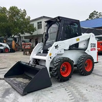 Chargeuse compacte sur pneus Bobcat S130 d'occasion, capacité nominale de 2,4 tonnes (1300 lb), godet de 60 pouces, faible nombre d'heures de fonctionnement, pour la construction