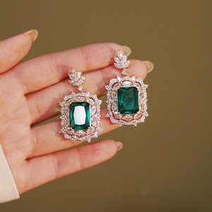 Boucles d'oreilles pendantes en or blanc E1605, imitation tourmaline Paraiba taille émeraude, motif floral, bijoux de luxe pour femme, idéales pour les soirées - Product Image 5