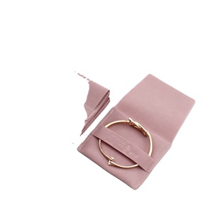 Pochette d'emballage et de présentation de bijoux en velours personnalisée avec rabat pour bracelet et bague - Product Image 4