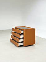 Coffre de rangement à bijoux italien minimaliste haut de gamme personnalisable, armoire de rangement multi-tiroirs pour chambre à coucher avec dessus en verre et éclairage LED