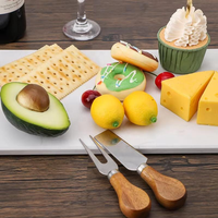Plateau à fromage rectangulaire en marbre avec poignée dorée et deux couteaux au choix offerts gratuitement
