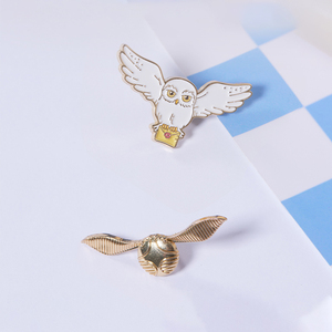 Insignia MINISO clásica de <span class=keywords><strong>Harry</strong></span> <span class=keywords><strong>Potter</strong></span> Hedwig Golden <span class=keywords><strong>Snitch</strong></span>, insignia icónica para bolsos de ropa, venta al por mayor, adorno personalizable de aleación de Zinc - Product Image 2