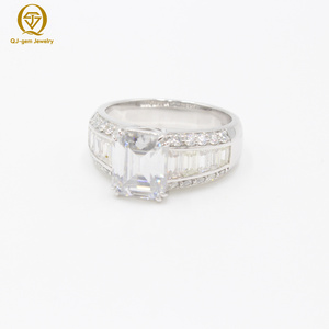 Bague de luxe pour homme en or blanc 18 carats avec diamant de laboratoire taille baguette et certificat IGI – Haute qualité, taille personnalisable, idéale pour un cadeau - Product Image 3