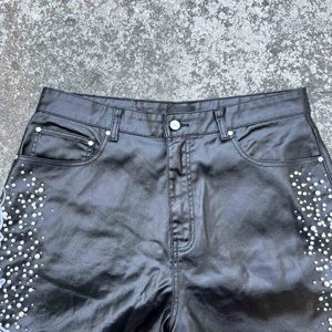 Fabricante OEM de <span class=keywords><strong>pantalones</strong></span> <span class=keywords><strong>cortos</strong></span> de sarga encerada de algodón de alto gramaje para hombre, personalizados, con pedrería y cristales laterales, estilo streetwear - Product Image 5
