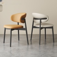 Chaise de salle à manger moderne avec dossier enveloppant, structure en bois massif et design ergonomique pour restaurant et maison