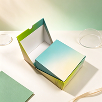 Boîte cadeau rigide en papier avec dégradé turquoise personnalisé, finition mate, impression de marque et insert pour emballage cadeau de cosmétiques et de parfums