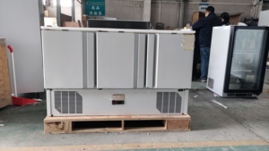 Refrigerador Comercial Bajo Mostrador <span class=keywords><strong>de</strong></span> Tres Puertas con Certificación Energy Star, Descongelación Automática, Mesa <span class=keywords><strong>de</strong></span> Preparación para Pizza - Product Image 3