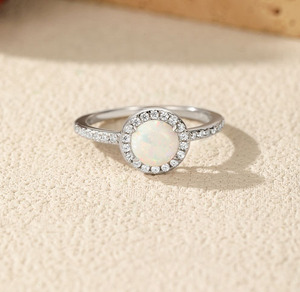 แหวนเงินแท้ S925 ประดับโอปอล ดีไซน์หรูหรา ประดับเพชรแบบ Pave Setting ทรง Halo คลาสสิก สำหรับผู้หญิง เหมาะสำหรับเป็นแหวนหมั้น - Product Image 6