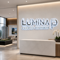 Enseignes néon LED chromées à face miroir avec halo blanc latéral pour résidences haut de gamme, centres de vente immobilière de luxe et signalétique d'appartements