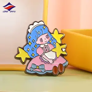 Longzhiyu Custom Kawaii Cartoon ילדה רך אמייל תוויות יפה שיק ילדה דש סיכות עם ארוך שיער עבור מתנות