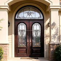 Porte d'entrée double cintrée de luxe avec dessus arrondi et inserts en verre sur mesure pour l'architecture de villas modernes haut de gamme