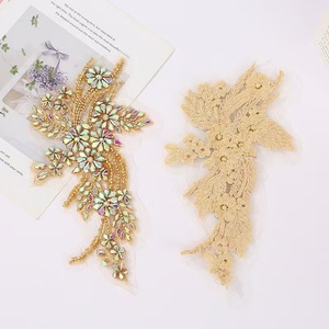 Applicazioni in pizzo floreale 3D con perline di cristallo, decorazioni in strass azzurro chiaro per borse, con retro piatto, a 12 facce, termoadesive e da cucire - Product Image 4