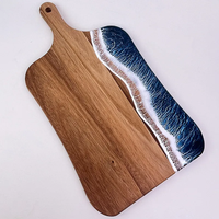 Gadgets innovants, planche à découper multifonction en bois d'acacia et résine époxy à effet vague océanique, avec poignée confortable pour les outils de cuisine