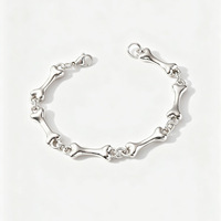 Nouveauté : Bracelet de mode en alliage couleur argent, design créatif style hip-hop, avec accessoires en forme d'os de chien assemblés