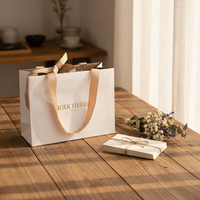 Sac cadeau en papier de luxe avec poignée en ruban, logo en feuille d'or, sac boutique personnalisé imprimé pour marque de mode