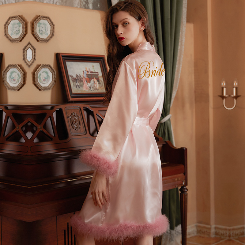 Plumes sur l'ourlet-bride rose
