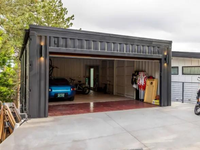 Garage préfabriqué résistant aux intempéries, unité de stockage de voitures en métal insonorisée avec système électrique préinstallé complet