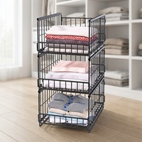 Moderne 3-laags stapelbare metalen draadmand met wielen voor het sorteren van spullen in meerdere ruimtes zoals huis, keuken en badkamer.