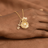 Collier pendentif mini-scène fantaisie avec breloques hamster, ours en peluche, bol de bain, cuillère dorée, nœud perlé et émail, bijou mignon, cadeau