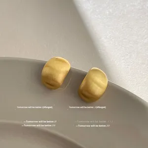 Pendientes de tuerca en forma de C mate chapados en oro de alta calidad de diseño Simple para mujer - Product Image 6