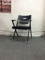 Les fabricants fournissent des meubles de bureau souples et confortables de haute qualité, des chaises de formation de bureau pliables et durables