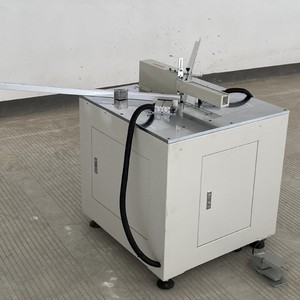 Machine de découpe d'angle pneumatique pour profilés en alliage d'aluminium, travail du bois, fonctionnement manuel, largeur maximale 1 mm - Product Image 1