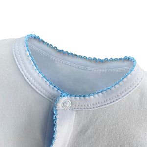 Ensemble barboteuse nouveau-né <span class=keywords><strong>personnalisé</strong></span> avec boutons cachés, barboteuse blanche unisexe avec monogramme et bordure festonnée - Product Image 4