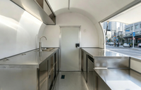 Gebogen glasvezel mobiele foodtrailer met enkele as, op maat gemaakte ijscoupes- en fruitsapbar, straatvoedselverkoopwagen