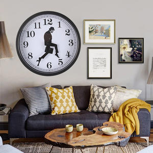Comédie britannique inspiré ministère de Silly Walk horloge murale comédien décor à la maison nouveauté montre murale drôle marche silencieuse horloge muette - Product Image 6