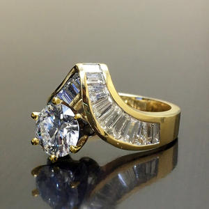 Anello da Donna in Oro Massiccio 18K con Diamante Taglio Brillante Rotondo Colore G e Pietre Laterali Naturali a Baguette - Gioiello di Fidanzamento - Product Image 5