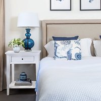 Ensemble de chambre à coucher moderne de grande taille avec tête de clou antique en bois de chêne, meubles de maison de grande taille, linge de lit pour hôtel et appartement