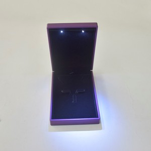 2020 hot sale new fashionable jewelry packaging boxes with LED light for earrings pendant bracelet necklace size 11 x 16 x 4.3cm