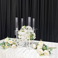 Centre de table candélabre 4 branches en fer blanc avec cheminée en verre et gouttes de cristal pour décoration de table de réception de mariage et événements