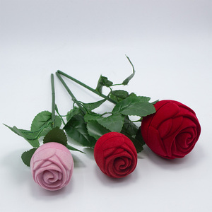 Elegante Scatola per Anelli di Lusso con Rosa Rossa in Rilievo, Ideale per Regali di San Valentino o <span class=keywords><strong>Proposte</strong></span> di Matrimonio Romantiche - Product Image 1