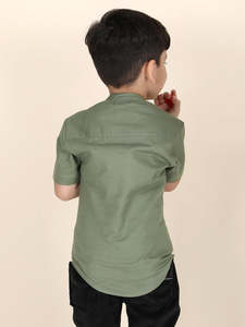 T-shirt décontracté vert à manches courtes en coton style Kurta pour garçons avec col en dentelle – Haut confortable pour le quotidien des enfants - Product Image 2