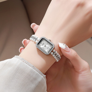 Montre pour femme tendance 2026 avec cristal carré et quartz, bracelet de perles - Style élégant, bracelet en acier inoxydable, résistante à l'eau - Faible coût - Product Image 4