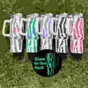 Vaso Térmico de Acero Inoxidable de 40oz con Aislamiento al Vacío, Diseño de Rayas de Zebra que Brillan en la Oscuridad, Completamente Adornado con Pedrería y Tapa con Asa y Popote - Product Image 1