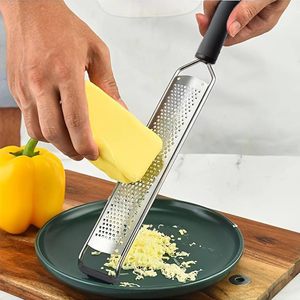 Grattugia manuale a maglia fine con impugnatura antiscivolo, lama in acciaio inossidabile 39x3,5 cm per formaggio e limone - Product Image 4