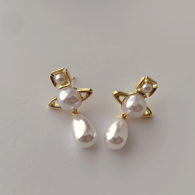 Pendientes de oro con perlas en forma de gota de agua de la reina viuda