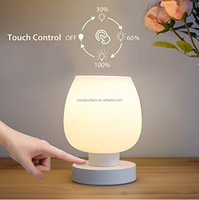Lampe de chevet et de bureau LED moderne à trois vitesses de luminosité réglable, avec cadre en fer et verre blanc, prise E26 et port USB